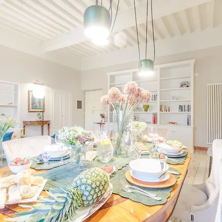 아파트 Casa Arnolfo: Where Heritage Meets Modernity 루카